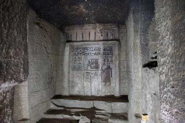 Aswan, Mısır 'daki soyluların mezarlarında Antik Mısır oymaları ve hiyeroglifler