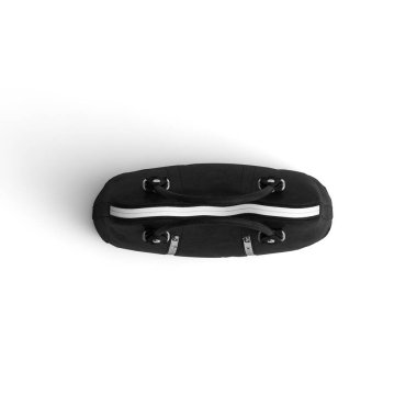 Kayışlı bir çift siyah beyaz ayakkabı.