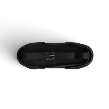 Beyaz bir yüzeyde tokası olan siyah bir ayakkabı.