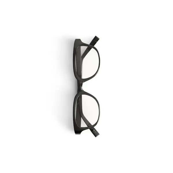 Gözlük beyaz bir yüzeye