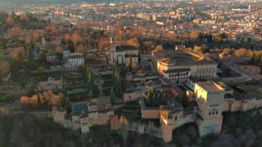 İspanya, Endülüs, Granada 'daki ünlü Alhambra sarayı ve kalesinin havadan görünüşü. İslam mimarisinin en ünlü anıtlarından biridir.