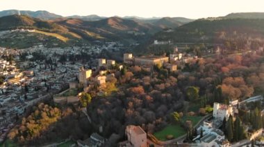 İspanya, Endülüs, Granada 'daki ünlü Alhambra sarayı ve kalesinin havadan görünüşü. İslam mimarisinin en ünlü anıtlarından biridir.