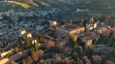 İspanya, Endülüs, Granada 'daki ünlü Alhambra sarayı ve kalesinin havadan görünüşü. İslam mimarisinin en ünlü anıtlarından biridir.