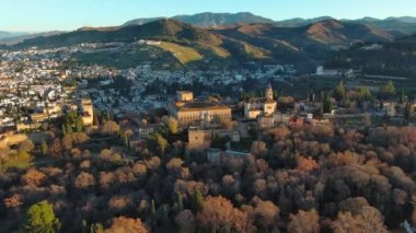 İspanya, Endülüs, Granada 'daki ünlü Alhambra sarayı ve kalesinin havadan görünüşü. İslam mimarisinin en ünlü anıtlarından biridir.
