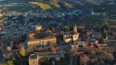 İspanya, Endülüs, Granada 'daki ünlü Alhambra sarayı ve kalesinin havadan görünüşü. İslam mimarisinin en ünlü anıtlarından biridir.