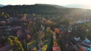 İspanya, Endülüs, Granada 'daki ünlü Alhambra sarayı ve kalesinin havadan görünüşü. İslam mimarisinin en ünlü anıtlarından biridir.