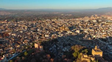 İspanya, Endülüs, Granada 'daki ünlü Alhambra sarayı ve kalesinin havadan görünüşü. İslam mimarisinin en ünlü anıtlarından biridir.