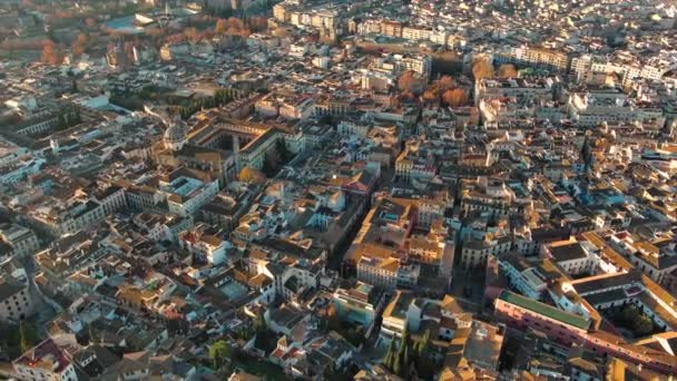 スペイン アンダルシア州日の出時のグラナダ中世都市の空中写真 — ストック動画