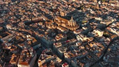 Güneş doğarken Granada Katedrali 'nin havadan görünüşü, İspanya' nın Endülüs kentindeki Granada şehrinde bir Roma Katolik kilisesi. Barok mimarisi