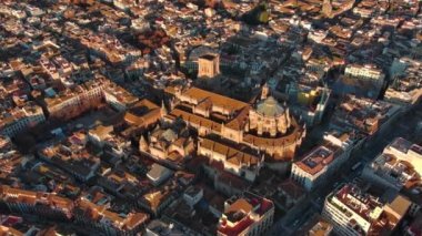 Güneş doğarken Granada Katedrali 'nin havadan görünüşü, İspanya' nın Endülüs kentindeki Granada şehrinde bir Roma Katolik kilisesi. Barok mimarisi