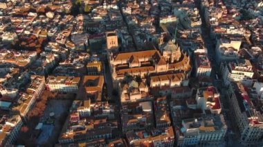 Güneş doğarken Granada Katedrali 'nin havadan görünüşü, İspanya' nın Endülüs kentindeki Granada şehrinde bir Roma Katolik kilisesi. Barok mimarisi