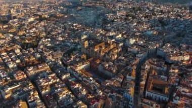 Güneş doğarken Granada Katedrali 'nin havadan görünüşü, İspanya' nın Endülüs kentindeki Granada şehrinde bir Roma Katolik kilisesi. Barok mimarisi