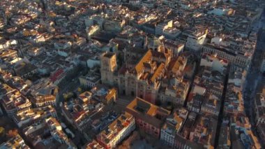 Güneş doğarken Granada Katedrali 'nin havadan görünüşü, İspanya' nın Endülüs kentindeki Granada şehrinde bir Roma Katolik kilisesi. Barok mimarisi