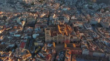 Güneş doğarken Granada Katedrali 'nin havadan görünüşü, İspanya' nın Endülüs kentindeki Granada şehrinde bir Roma Katolik kilisesi. Barok mimarisi