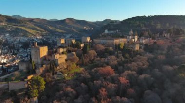 İspanya, Endülüs, Granada 'daki ünlü Alhambra sarayı ve kalesinin havadan görünüşü. İslam mimarisinin en ünlü anıtlarından biridir.