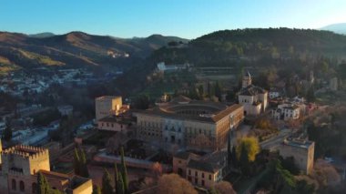 İspanya, Endülüs, Granada 'daki ünlü Alhambra sarayı ve kalesinin havadan görünüşü. İslam mimarisinin en ünlü anıtlarından biridir.