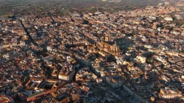 Güneş doğarken Granada Katedrali 'nin havadan görünüşü, İspanya' nın Endülüs kentindeki Granada şehrinde bir Roma Katolik kilisesi. Barok mimarisi