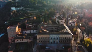 İspanya, Endülüs, Granada 'daki ünlü Alhambra sarayı ve kalesinin havadan görünüşü. İslam mimarisinin en ünlü anıtlarından biridir.