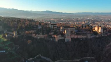 İspanya, Endülüs, Granada 'daki ünlü Alhambra sarayı ve kalesinin havadan görünüşü. İslam mimarisinin en ünlü anıtlarından biridir.