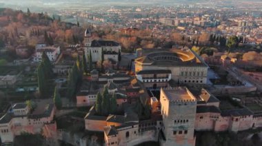İspanya, Endülüs, Granada 'daki ünlü Alhambra sarayı ve kalesinin havadan görünüşü. İslam mimarisinin en ünlü anıtlarından biridir.