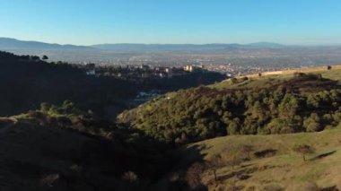 İspanya, Endülüs, Granada 'daki ünlü Alhambra sarayı ve kalesinin havadan görünüşü. İslam mimarisinin en ünlü anıtlarından biridir.
