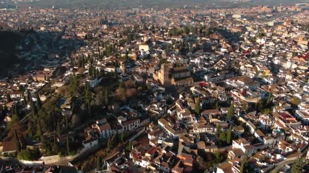 アルハンブラ宮殿に面した丘の上に位置し グラナダ市 アルバニア地区 市内の旧ムーア人地区の空中ビュー スペインのアンダルシア — ストック動画