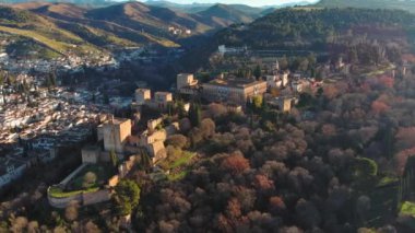 İspanya, Endülüs, Granada 'daki ünlü Alhambra sarayı ve kalesinin havadan görünüşü. İslam mimarisinin en ünlü anıtlarından biridir.