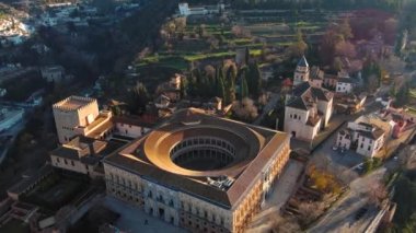 İspanya, Endülüs, Granada 'daki ünlü Alhambra sarayı ve kalesinin havadan görünüşü. İslam mimarisinin en ünlü anıtlarından biridir.