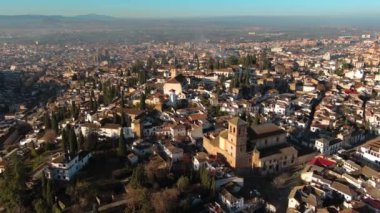 Granada şehri, Albaicin bölgesi, şehrin eski Moorish bölgesi, Alhambra 'ya bakan bir tepenin üzerinde yer alıyor. Endülüs, İspanya
