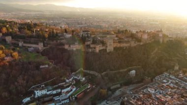 Alhambra Sarayı ve Kalesi üzerinde gün batımı, Granada, Endülüs 'te nefes kesici bir hava manzarası.