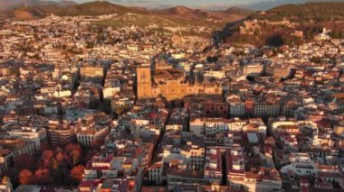 Gün batımında Granada Katedrali 'nin havadan görünüşü, Endülüs, İspanya' nın Granada kentindeki bir Roma Katolik kilisesi. Barok mimarisi