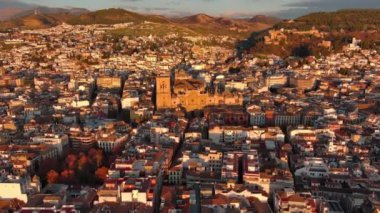Gün batımında Granada Katedrali 'nin havadan görünüşü, Endülüs, İspanya' nın Granada kentindeki bir Roma Katolik kilisesi. Barok mimarisi