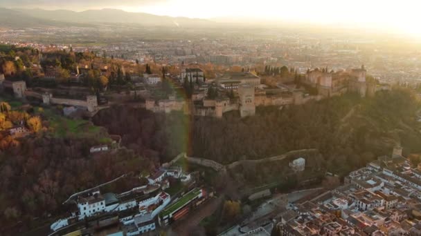 Puesta Sol Sobre Palacio Fortaleza Alhambra Una Impresionante Vista Aérea — Vídeo de stock