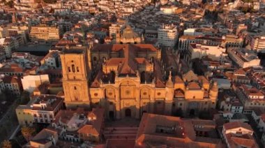 Gün batımında Granada Katedrali 'nin havadan görünüşü, Endülüs, İspanya' nın Granada kentindeki bir Roma Katolik kilisesi. Barok mimarisi