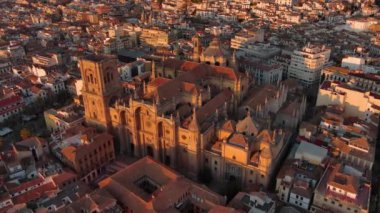 Gün batımında Granada Katedrali 'nin havadan görünüşü, Endülüs, İspanya' nın Granada kentindeki bir Roma Katolik kilisesi. Barok mimarisi