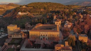 Alhambra Sarayı ve Kalesi üzerinde gün batımı, Granada, Endülüs 'te nefes kesici bir hava manzarası.