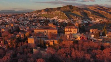 Alhambra Sarayı ve Kalesi üzerinde gün batımı, Granada, Endülüs 'te nefes kesici bir hava manzarası.