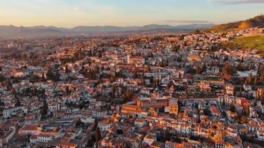 Granada şehrinin hava manzarası, gün batımında Albaicin bölgesi, şehrin eski Moorish mahallesi, Alhambra 'ya bakan bir tepenin üzerinde. Endülüs, İspanya