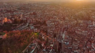 Alhambra Sarayı ve Kalesi üzerinde gün batımı, Granada, Endülüs 'te nefes kesici bir hava manzarası.