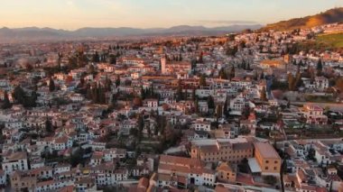 Granada şehrinin hava manzarası, gün batımında Albaicin bölgesi, şehrin eski Moorish mahallesi, Alhambra 'ya bakan bir tepenin üzerinde. Endülüs, İspanya