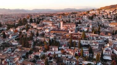 Granada şehrinin hava manzarası, gün batımında Albaicin bölgesi, şehrin eski Moorish mahallesi, Alhambra 'ya bakan bir tepenin üzerinde. Endülüs, İspanya
