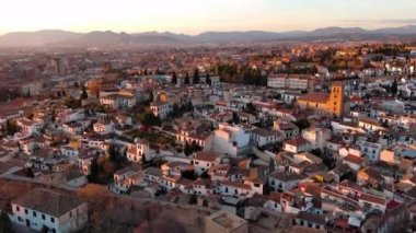 Granada şehrinin hava manzarası, gün batımında Albaicin bölgesi, şehrin eski Moorish mahallesi, Alhambra 'ya bakan bir tepenin üzerinde. Endülüs, İspanya