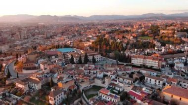 Granada şehrinin hava manzarası, gün batımında Albaicin bölgesi, şehrin eski Moorish mahallesi, Alhambra 'ya bakan bir tepenin üzerinde. Endülüs, İspanya