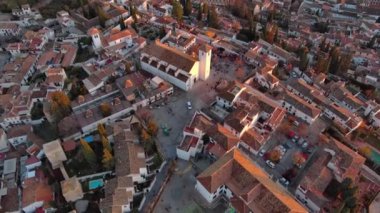 Granada şehrinin hava manzarası, gün batımında Albaicin bölgesi, şehrin eski Moorish mahallesi, Alhambra 'ya bakan bir tepenin üzerinde. Endülüs, İspanya
