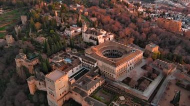 Alhambra Sarayı ve Kalesi üzerinde gün batımı, Granada, Endülüs 'te nefes kesici bir hava manzarası.