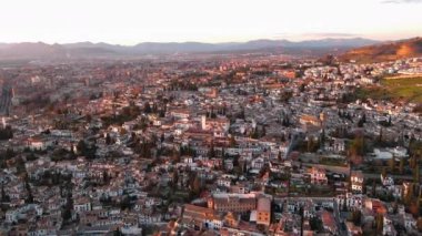 Granada şehrinin hava manzarası, gün batımında Albaicin bölgesi, şehrin eski Moorish mahallesi, Alhambra 'ya bakan bir tepenin üzerinde. Endülüs, İspanya
