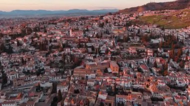 Granada şehrinin hava manzarası, gün batımında Albaicin bölgesi, şehrin eski Moorish mahallesi, Alhambra 'ya bakan bir tepenin üzerinde. Endülüs, İspanya