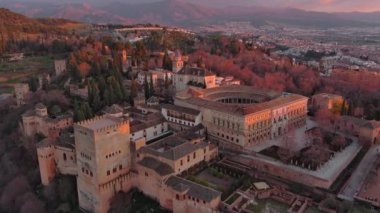 Alhambra Sarayı ve Kalesi üzerinde gün batımı, Granada, Endülüs 'te nefes kesici bir hava manzarası.