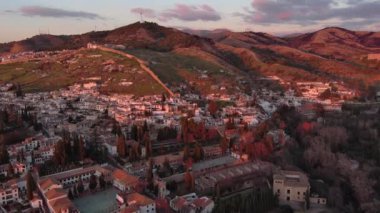 Granada şehrinin hava manzarası, gün batımında Albaicin bölgesi, şehrin eski Moorish mahallesi, Alhambra 'ya bakan bir tepenin üzerinde. Endülüs, İspanya