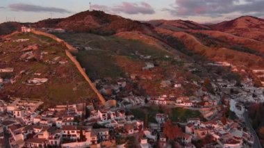 Granada şehrinin hava manzarası, gün batımında Albaicin bölgesi, şehrin eski Moorish mahallesi, Alhambra 'ya bakan bir tepenin üzerinde. Endülüs, İspanya